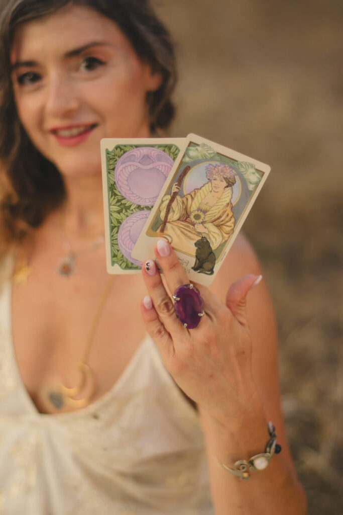 Ana Fernández, astróloga y profesora de yoga, sosteniendo cartas de tarot